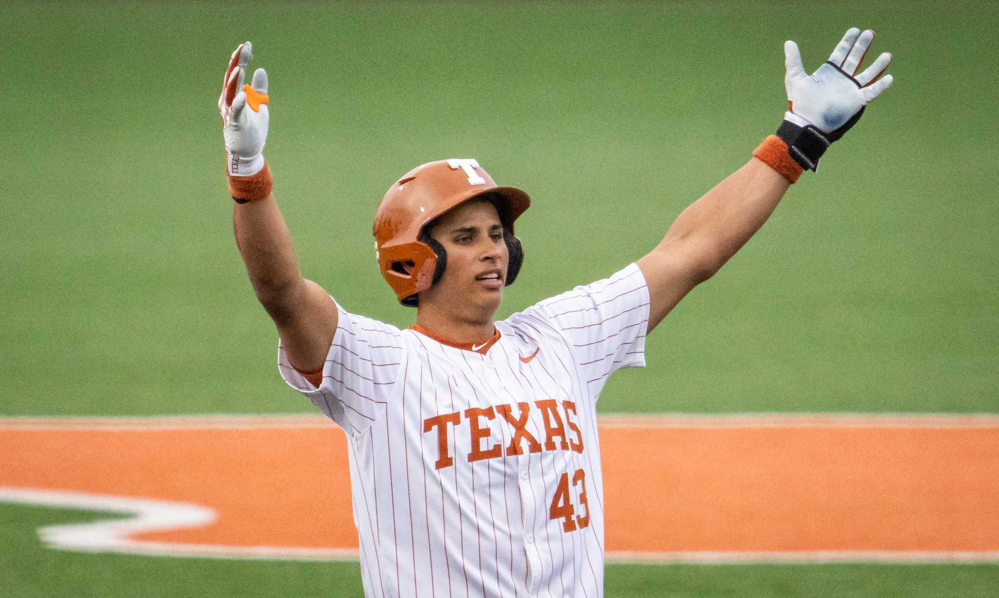 Texas Longhorns baseball transfers head to UCLA, Coastal Carolina, OU