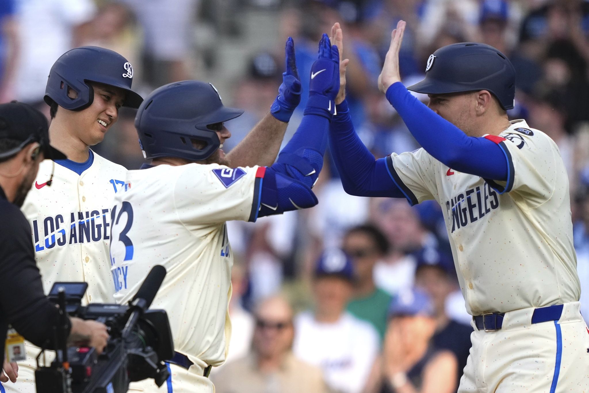Muncy hits 2 homers, Dodgers crush Yankees 182