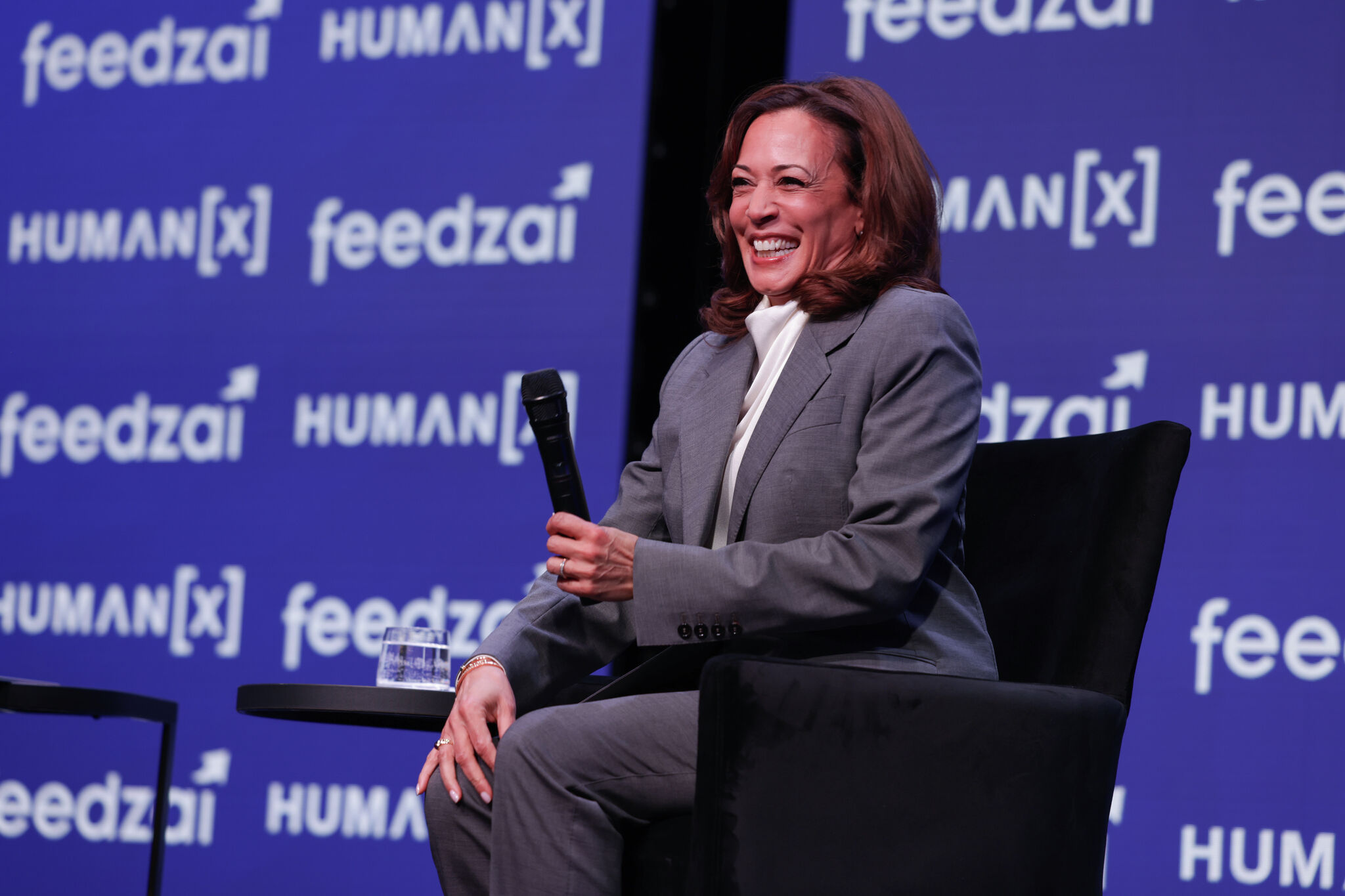 Kamala Harris speist während ihres Besuchs in der Bay Area in einem neuen ...
