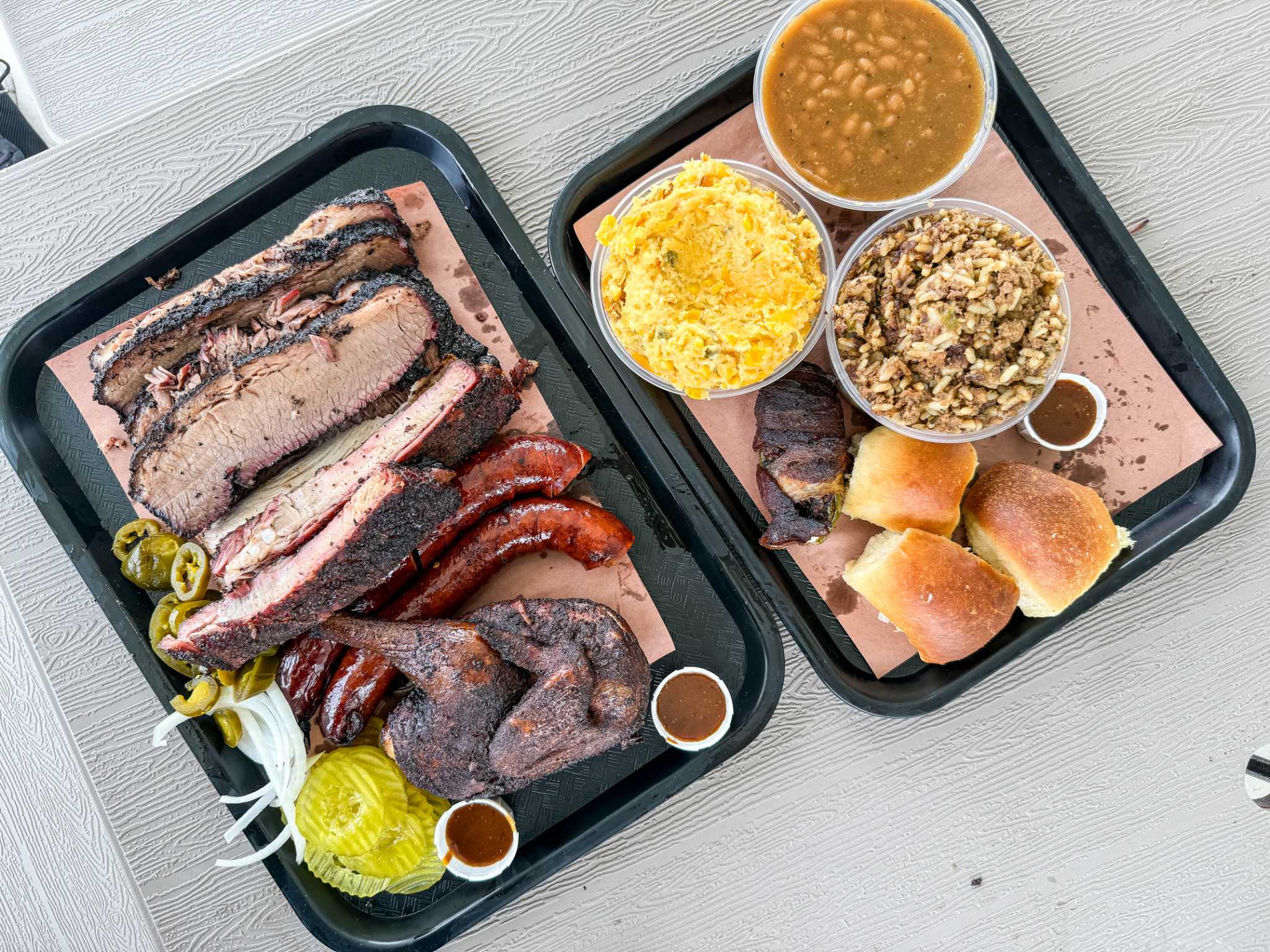 Buna versammelt sich um Black Gold Barbeque von einem gebürtigen ...