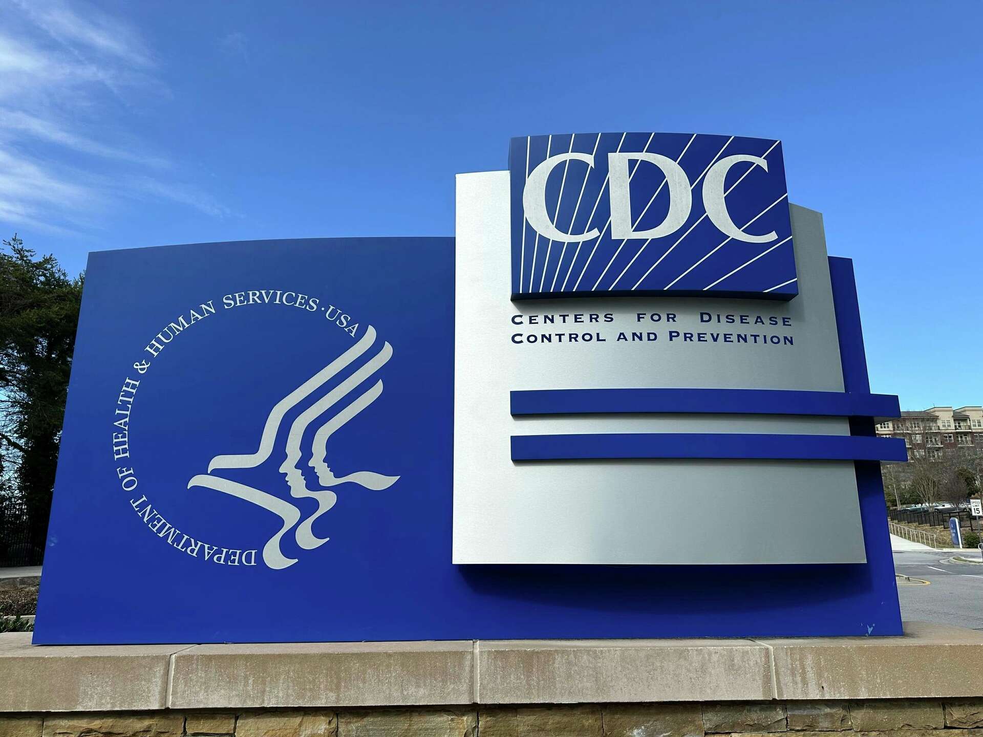 Cientos de empleados despedidos de los CDC en EEUU están siendo reincorporados