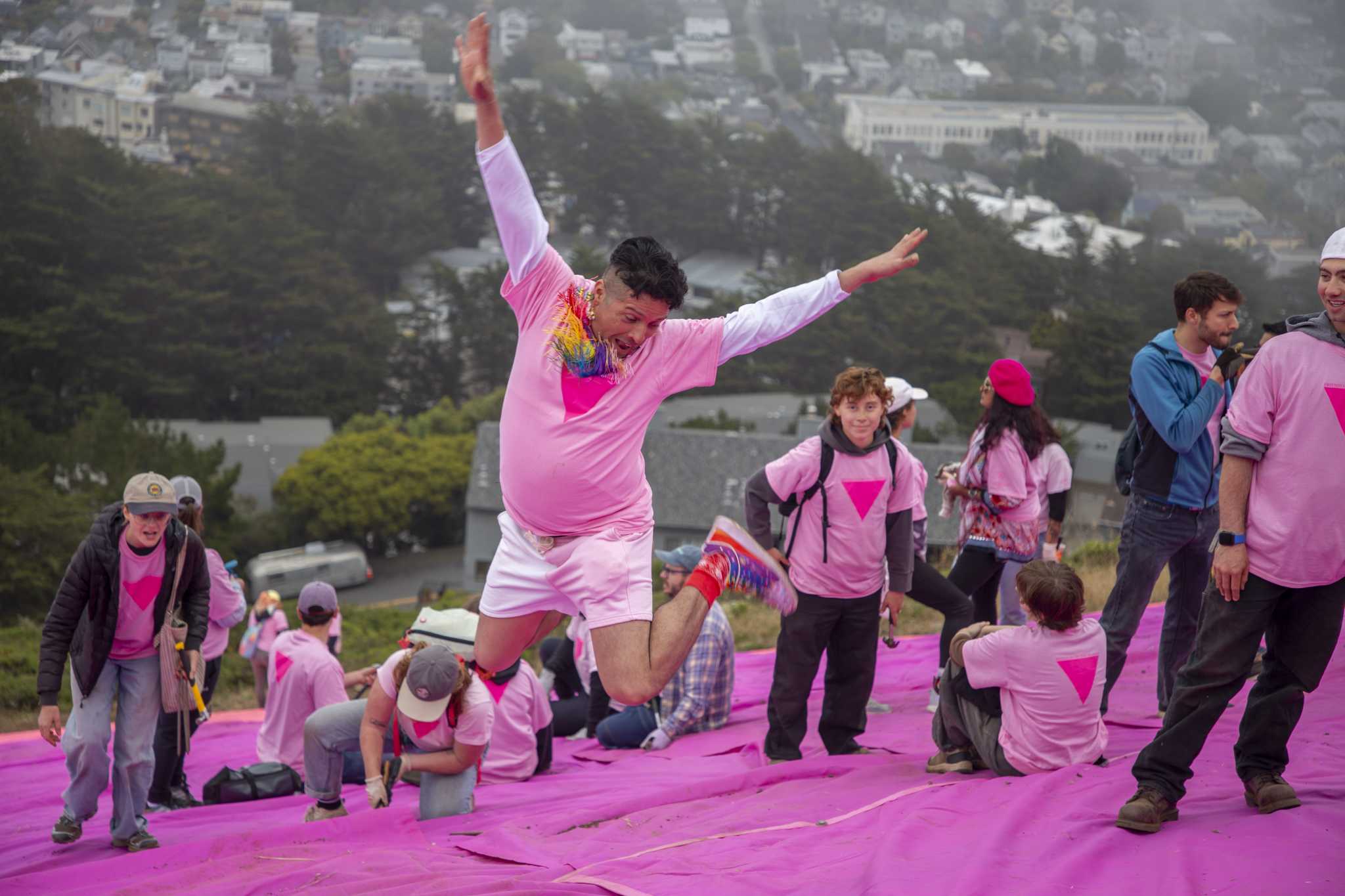 Das Rosa Dreieck überragt San Francisco als Leuchtfeuer der Hoffnung ...