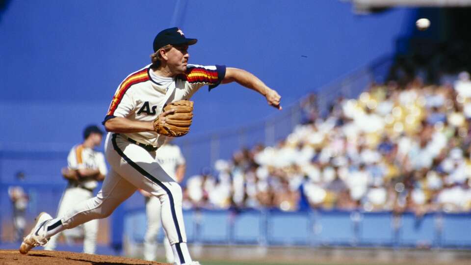 Rob Mallicoat of the Houston Astros delivers a pitch during the game against the Los Angeles Dodgers at Dodger Stadium on August 18,1991 in Los Angeles, California.
