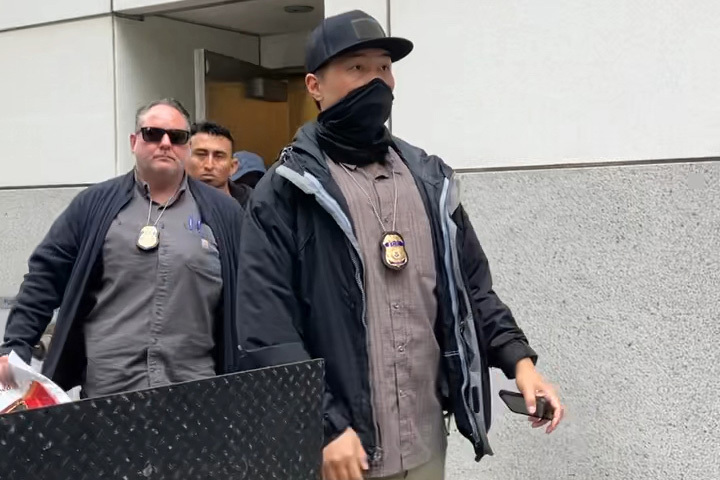 Video: ICE-Agenten nehmen am Einwanderungsgericht in San Francisco weitere ...
