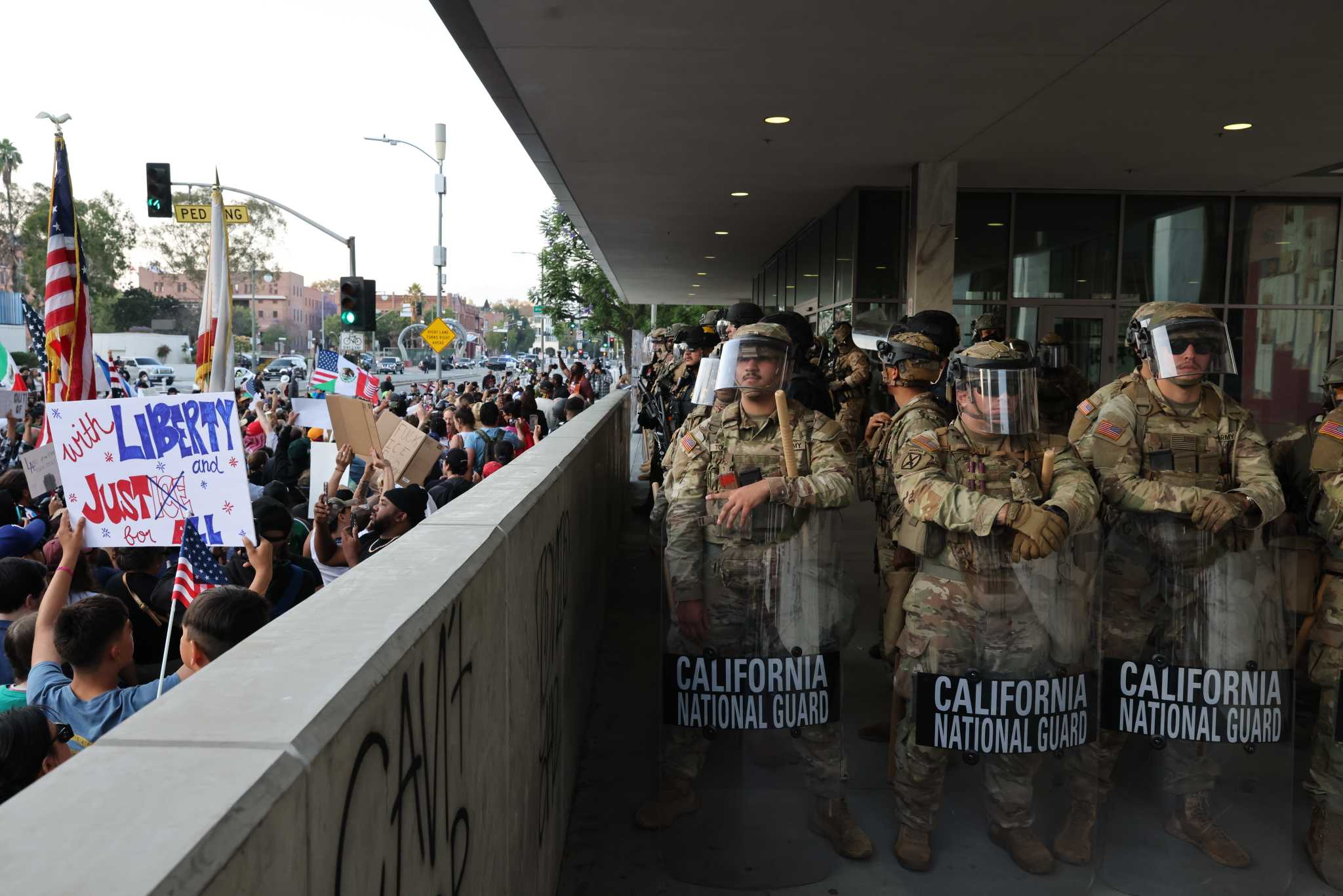 Entscheidung über Trumps Entsendung von Nationalgarde und Marines nach L.A ...