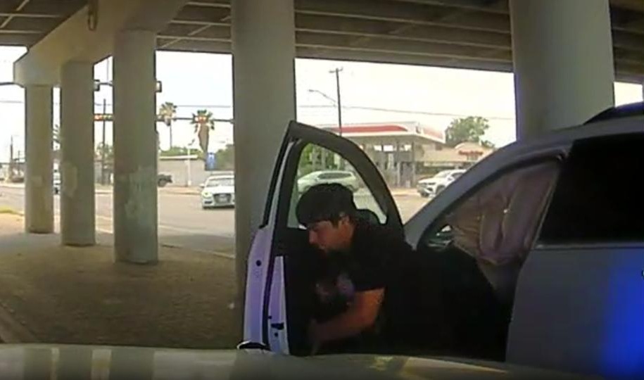 Central Laredo chase with suspected migrant smuggler ends in crash