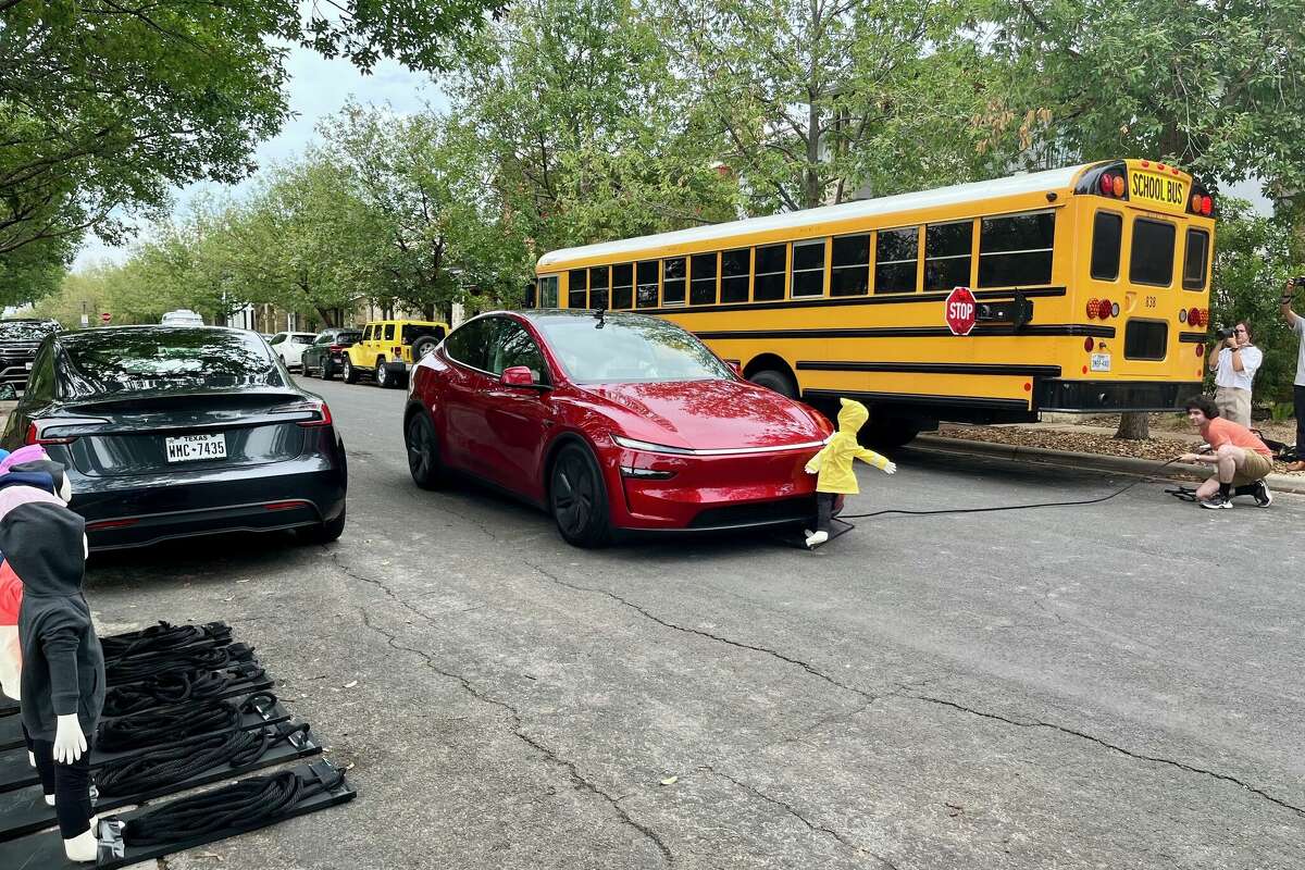 A Tesla equipped with FSD (Supervised) collides with a mannequin.