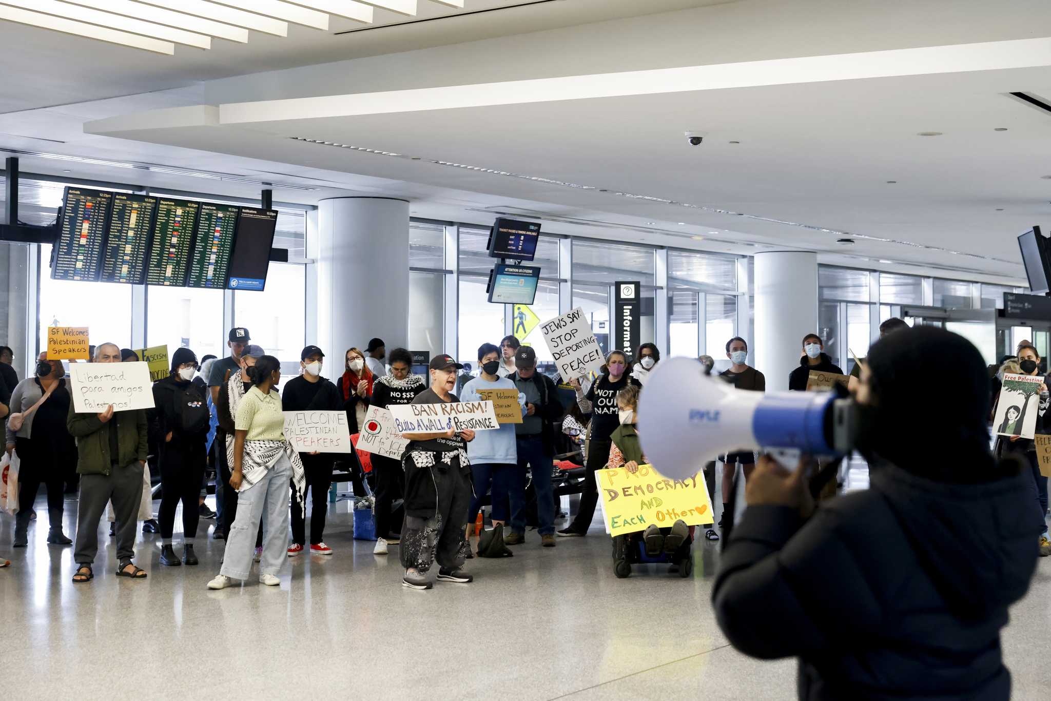 Bundesbeamte nehmen zwei palästinensische Besucher am SFO fest