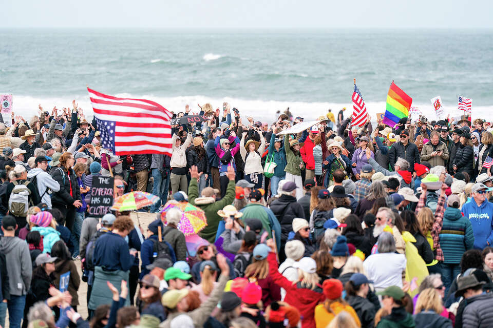 Hundreds form human banner at SF's Ocean Beach for 'No Kings' protests