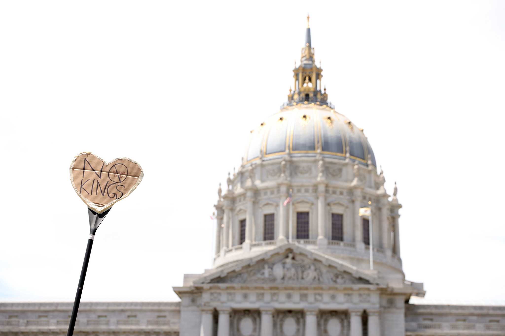 No Kings Proteste Bay Area: Menschenmassen versammeln sich früh vor dem ...