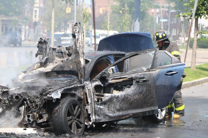Fire engulfs car parked next to Albany's Townsend Park