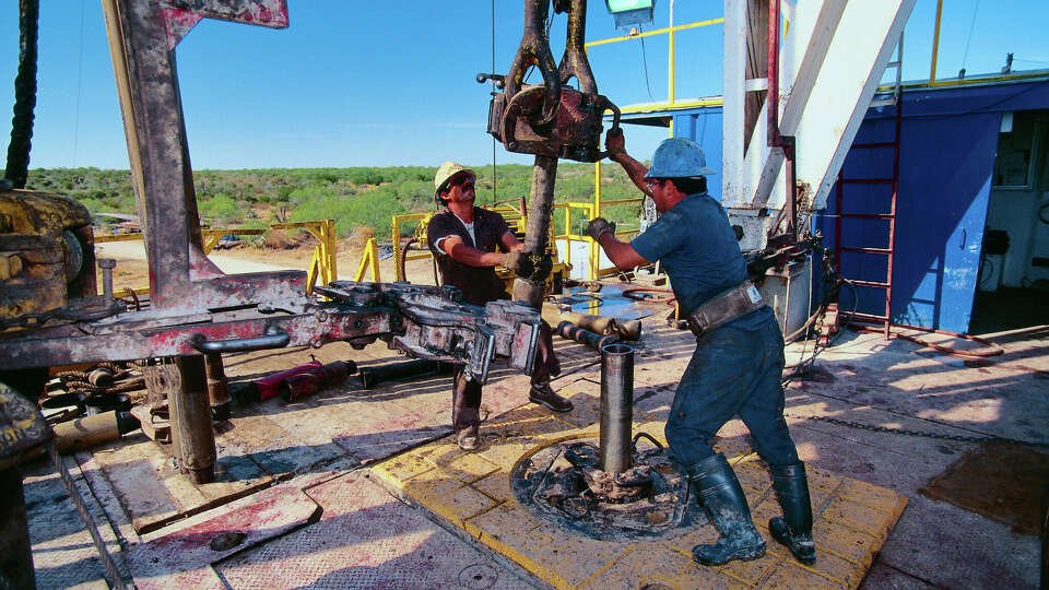 U.S. drilling rigs fell for the eighth week, reaching the lowest count since 2021 as oil and gas activity slows nationwide.