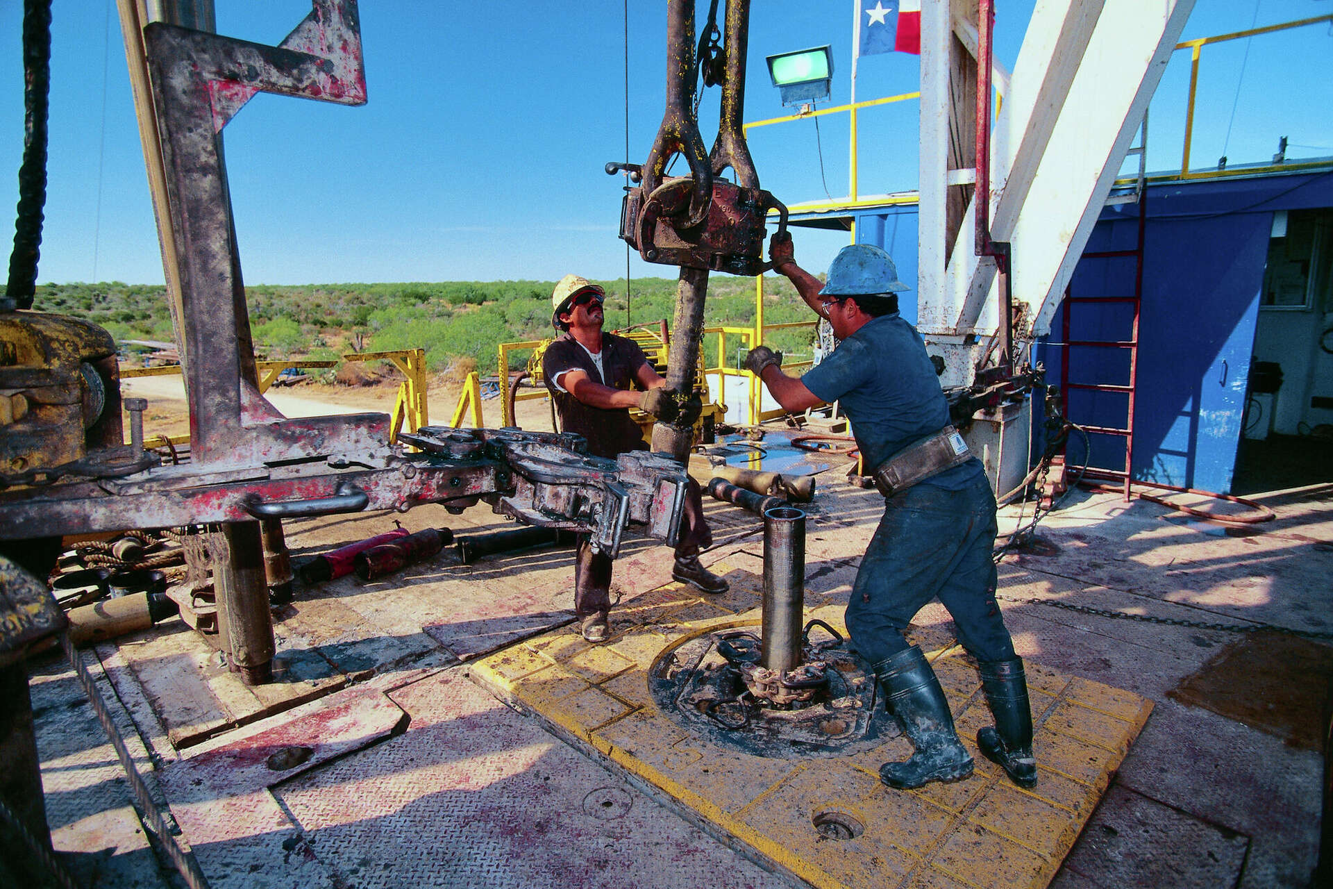 U.S. rig count drops for eighth week, lowest since 2021