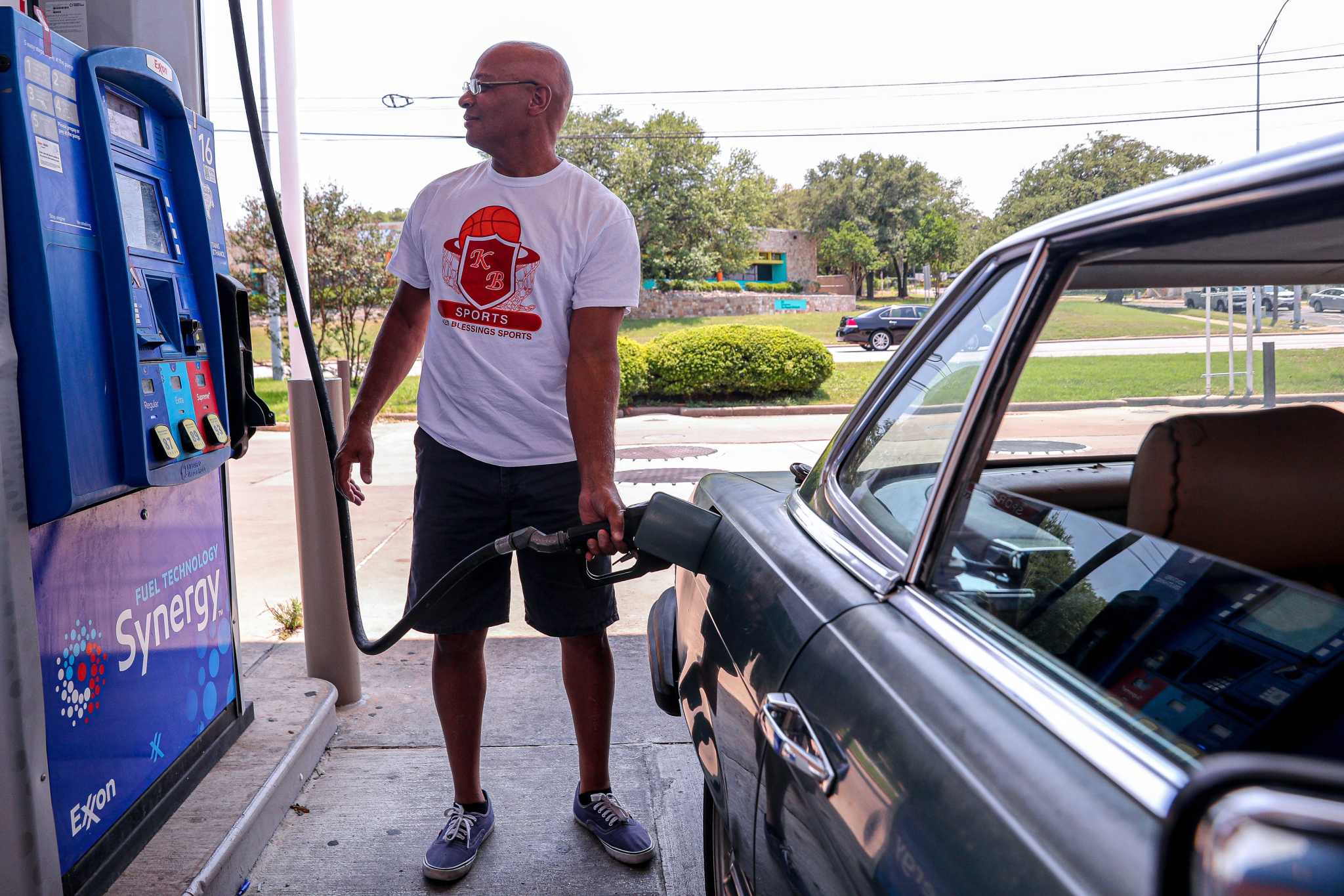 Austin gas prices drop again, down 51 cents in past month