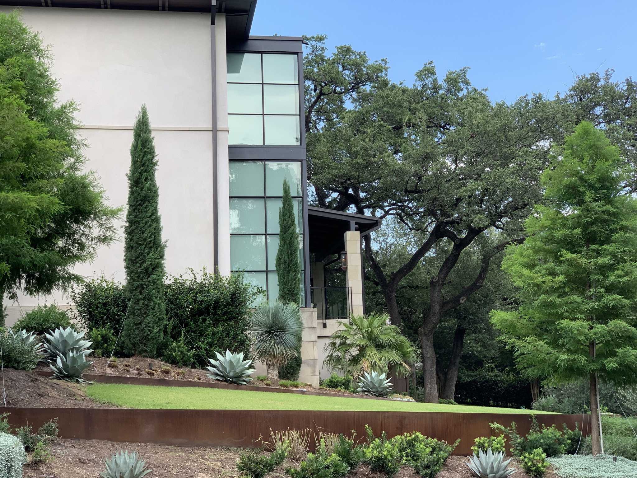 Create a lush Mediterranean-style garden that's water-wise, too, image size:2048x1536