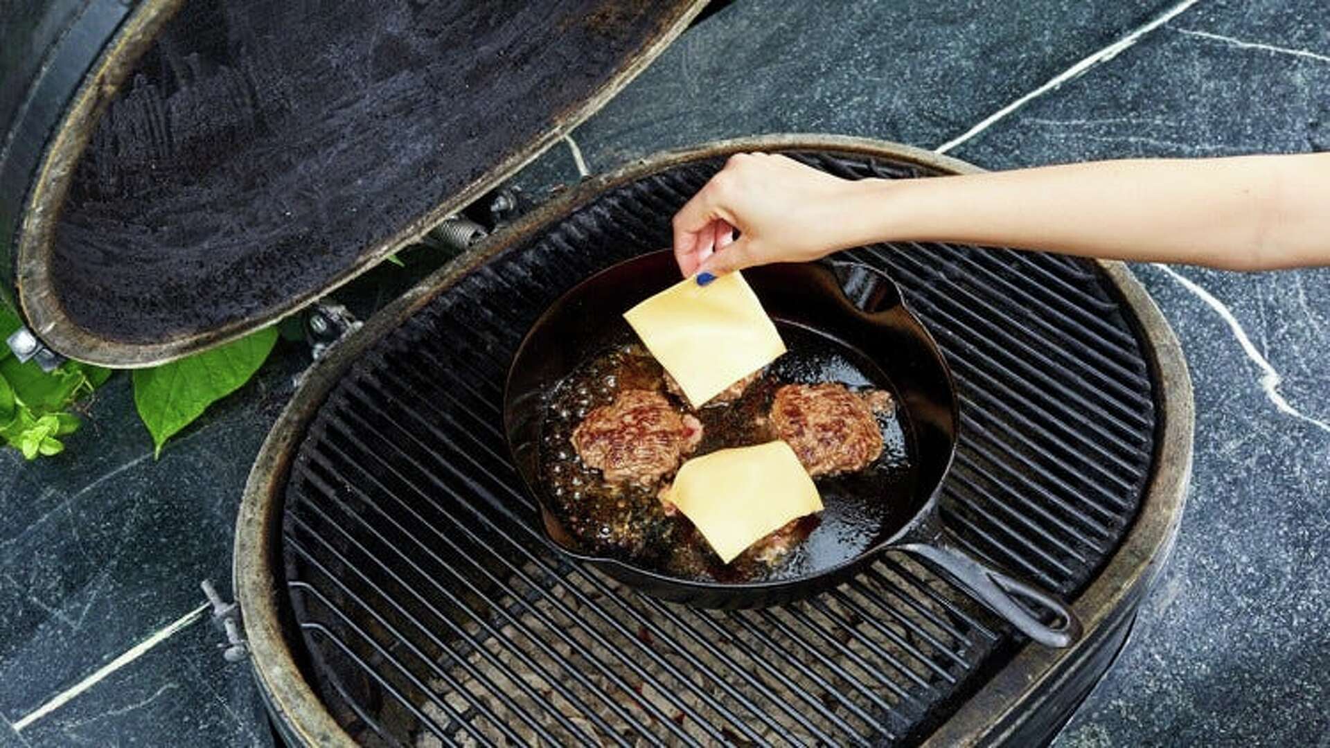 How Long to Cook a Burger on Charcoal Grill: Perfect Timing Tips