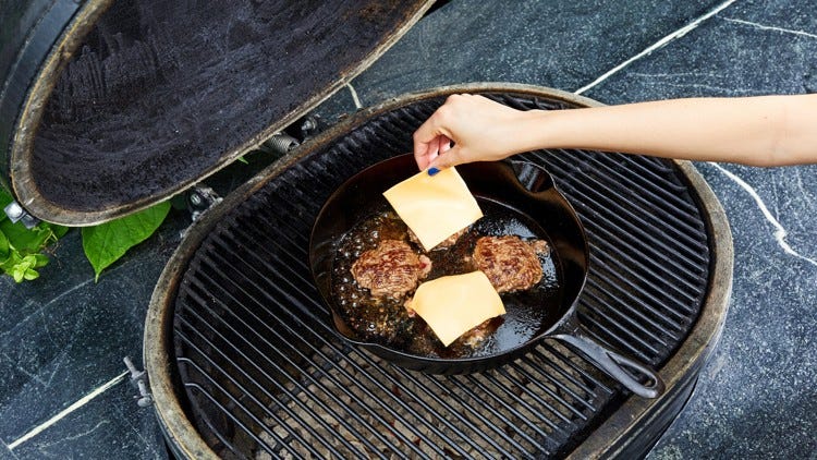 How Long to Cook a Burger on Charcoal Grill: Perfect Timing Tips