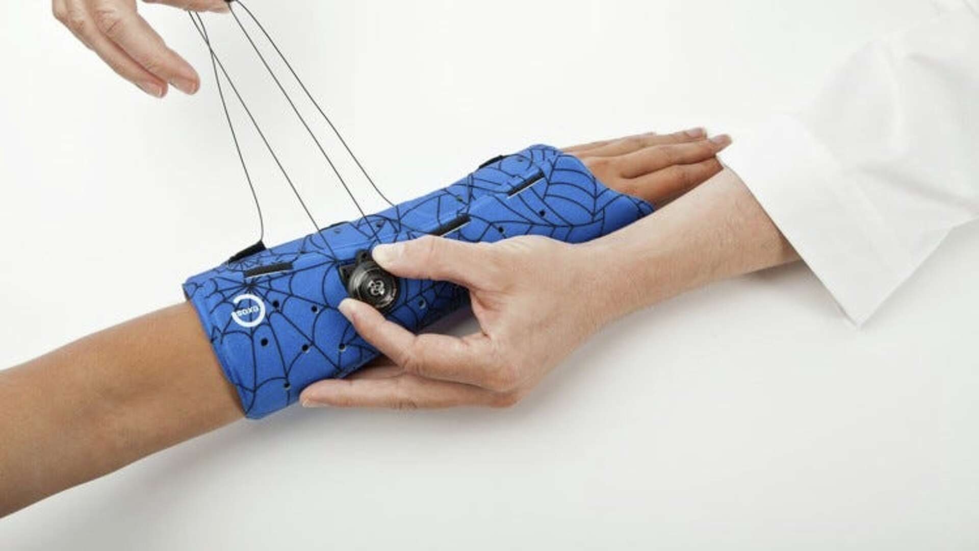 Brace keeps kids swimming, surfing and showering despite fractures, image size:1920x1080