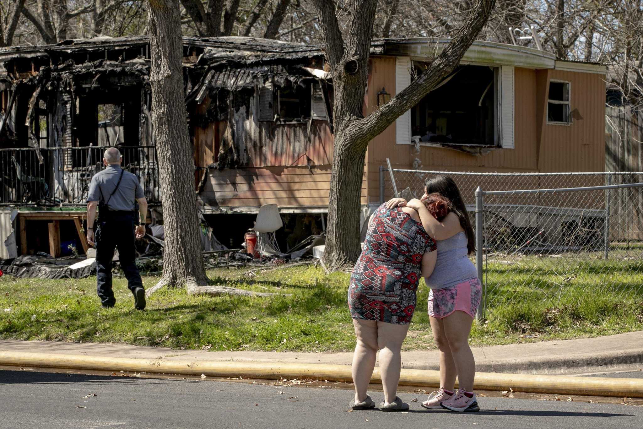 5 displaced as fire destroys mobile home in Southeast Austin