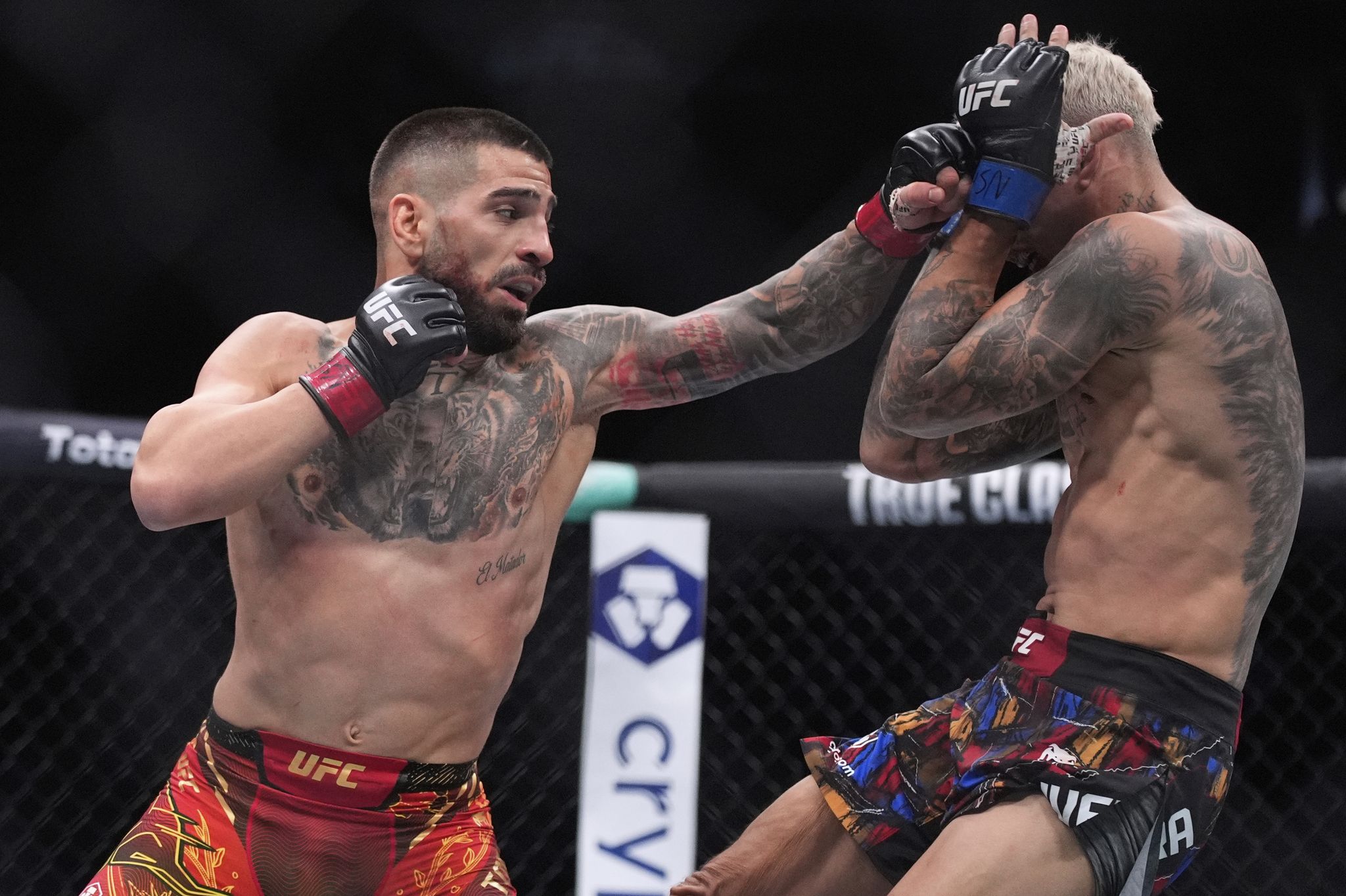 ¡Ilia Topuria Reina! Demoled a Charles Oliveira y Exige el Trono de Libra por Libra en el UFC