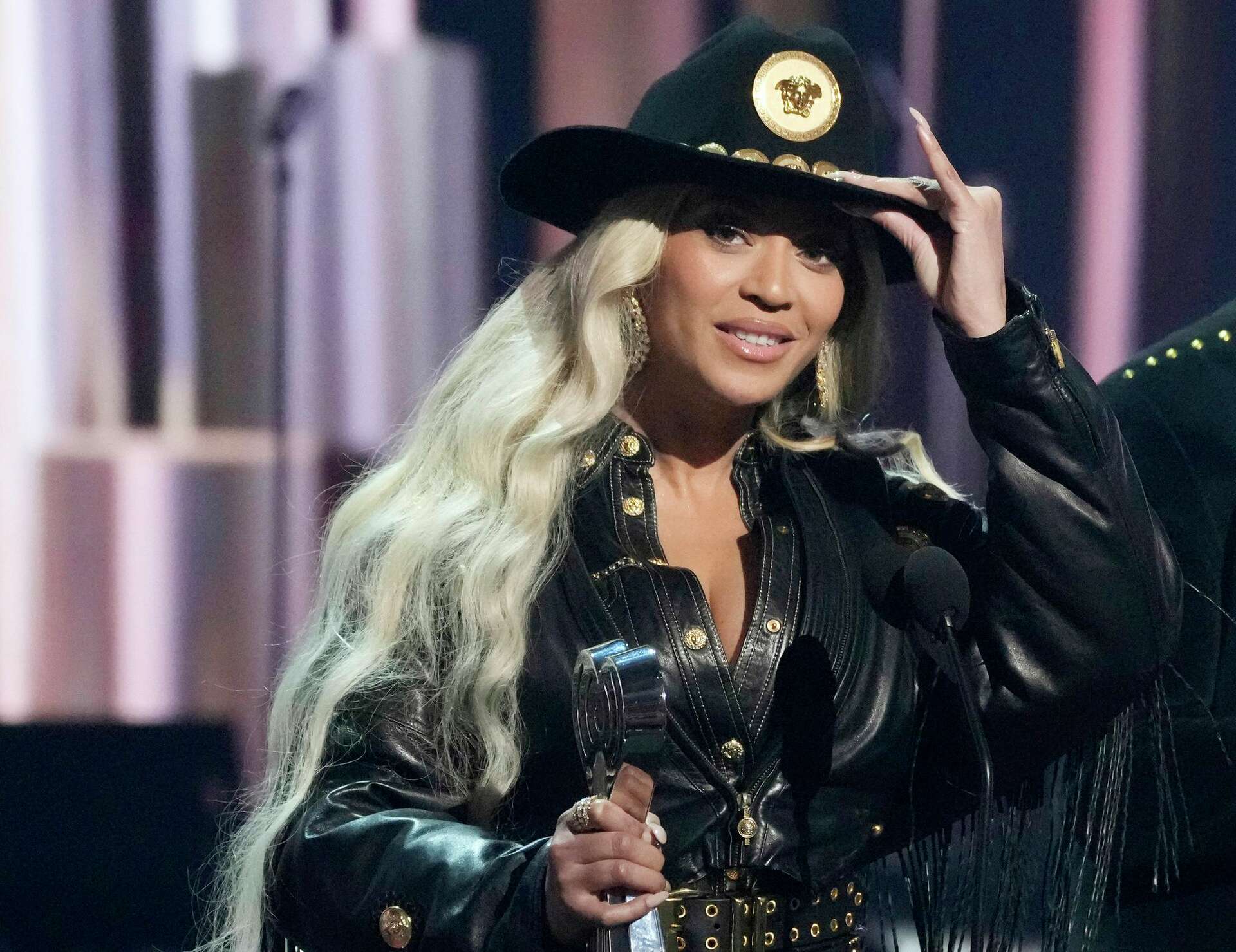 Fans criticize Beyoncé for shirt calling Native Americans 'the enemies of  peace'