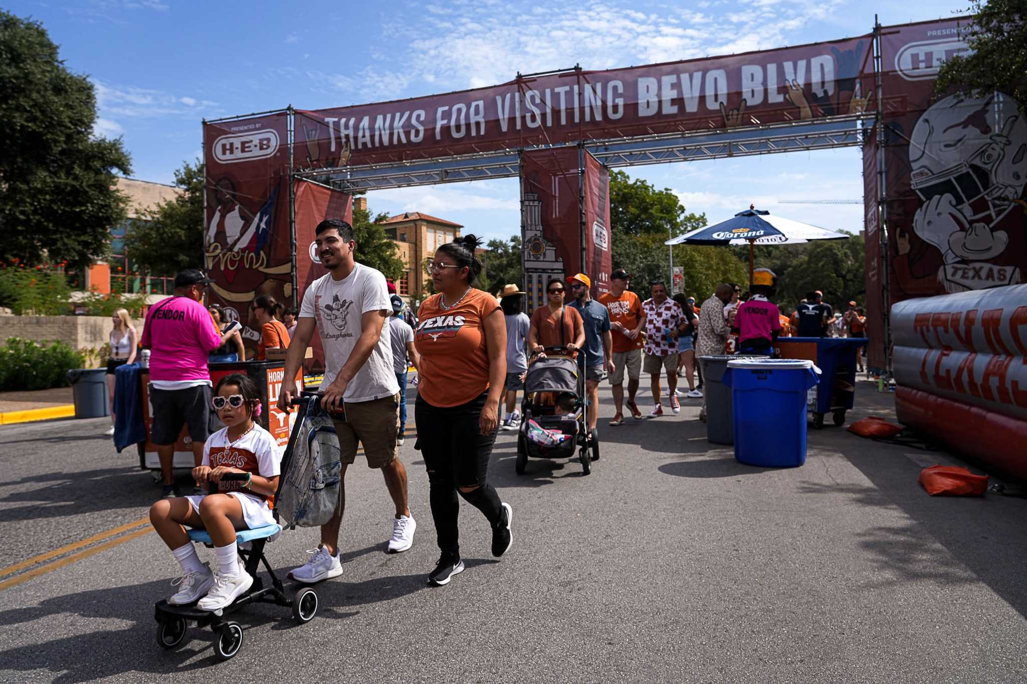 Utsa Fans Texas football vs. UTSA: Fans support Longhorns against Roadrunners