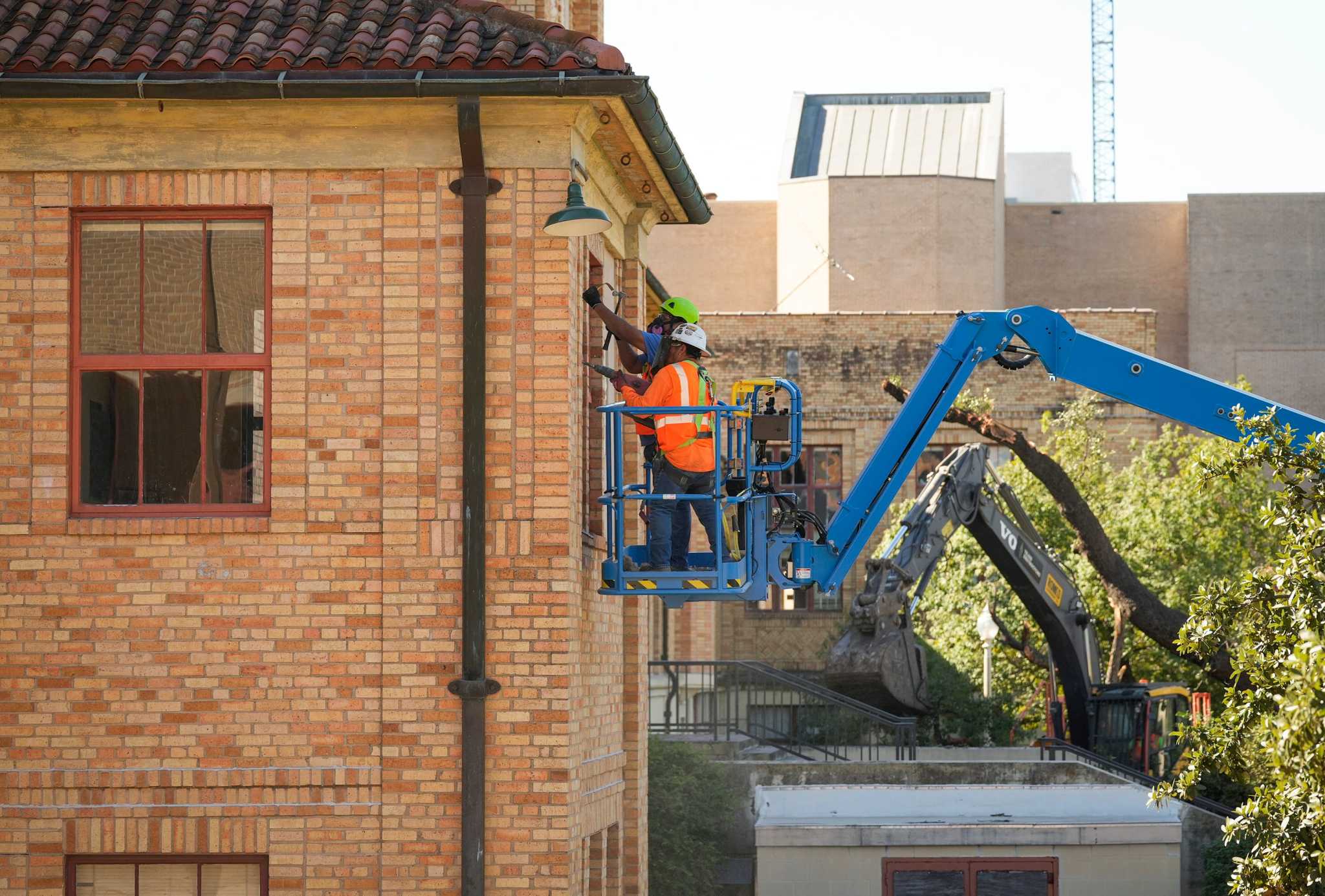 Opinion: UT football wins battle over historic building