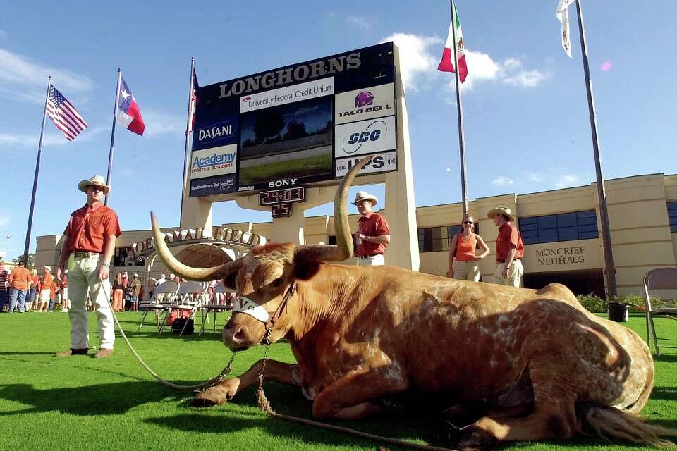 Texas Longhorns Beloved Mascot Bevo See Photos Through The Years
