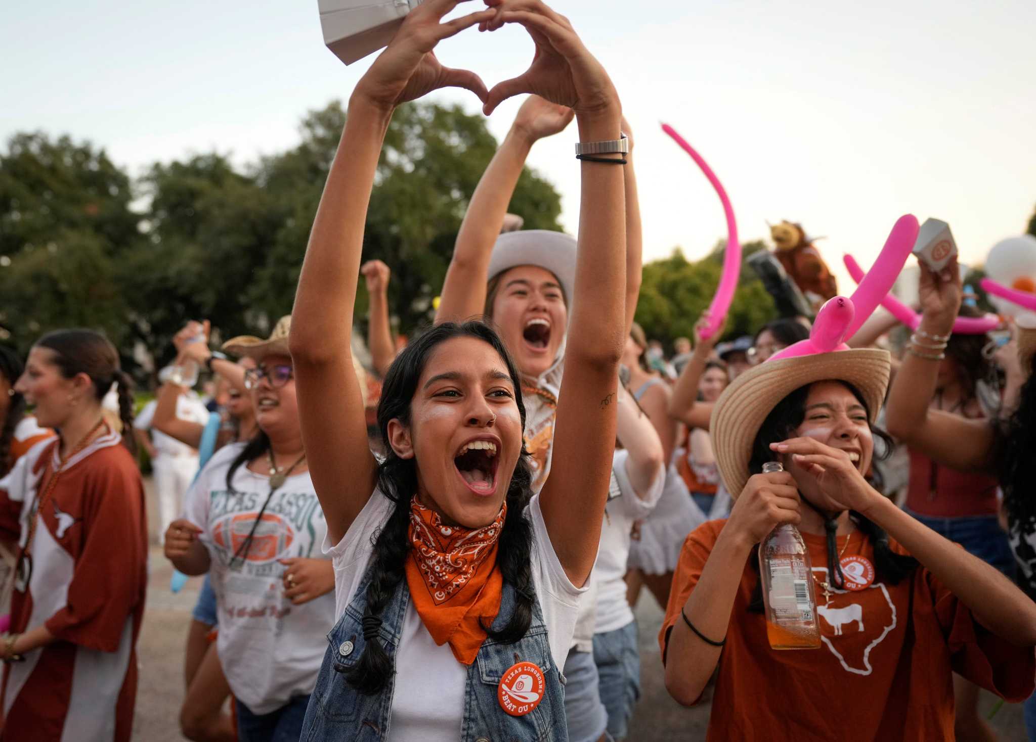 Longhorns host Texas Fight Rally & Parade before Red River Rivalry