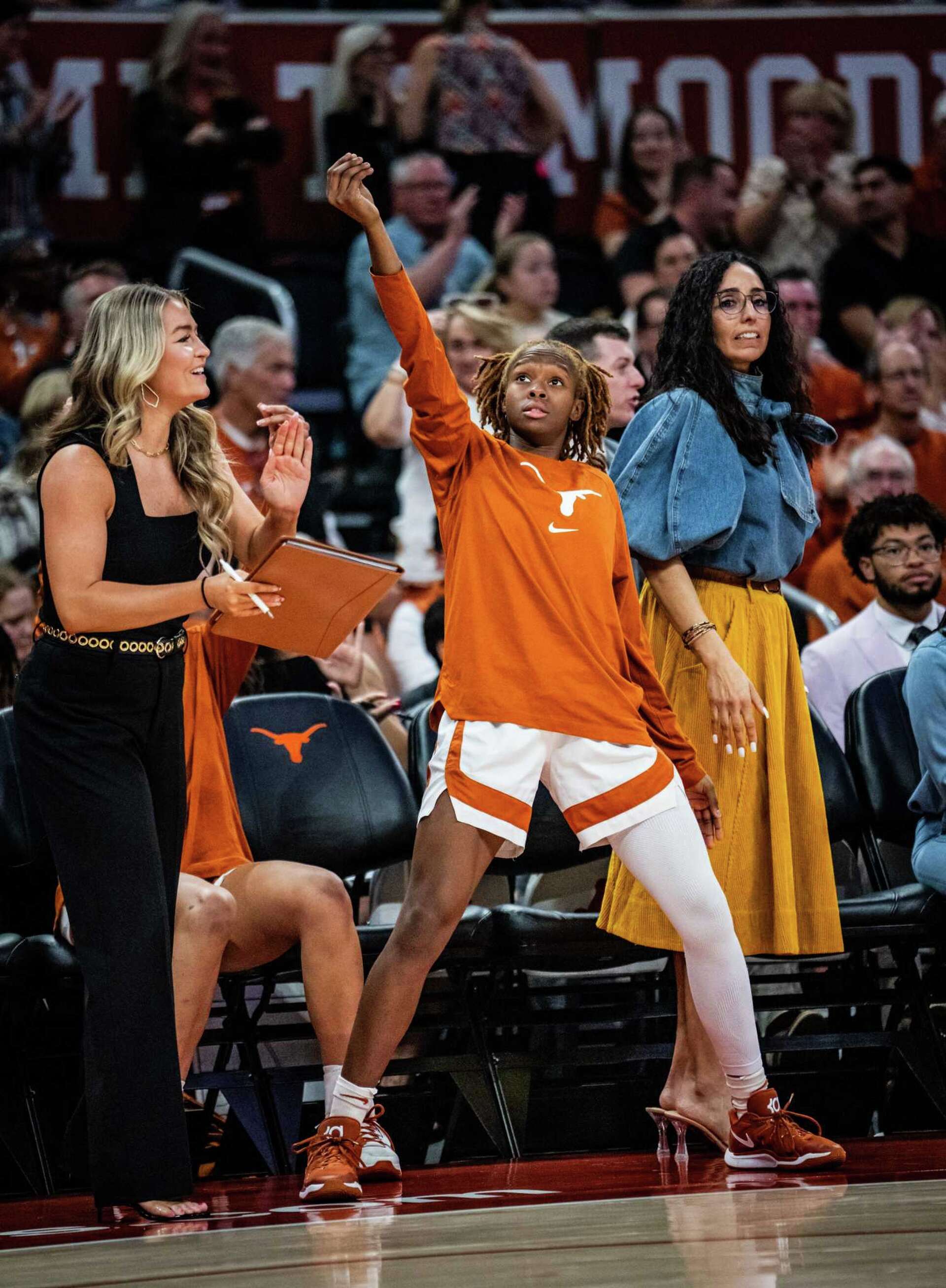 Ndjakalenga Mwenentanda, Texas forward, enters transfer portal