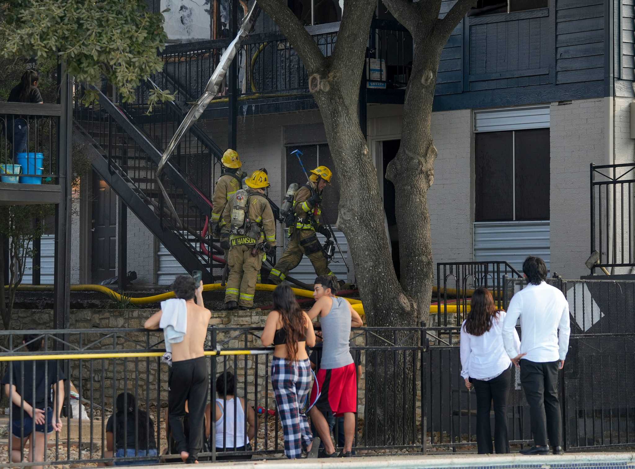 Fire at Southeast Austin apartment displaces 17, no injuries reported
