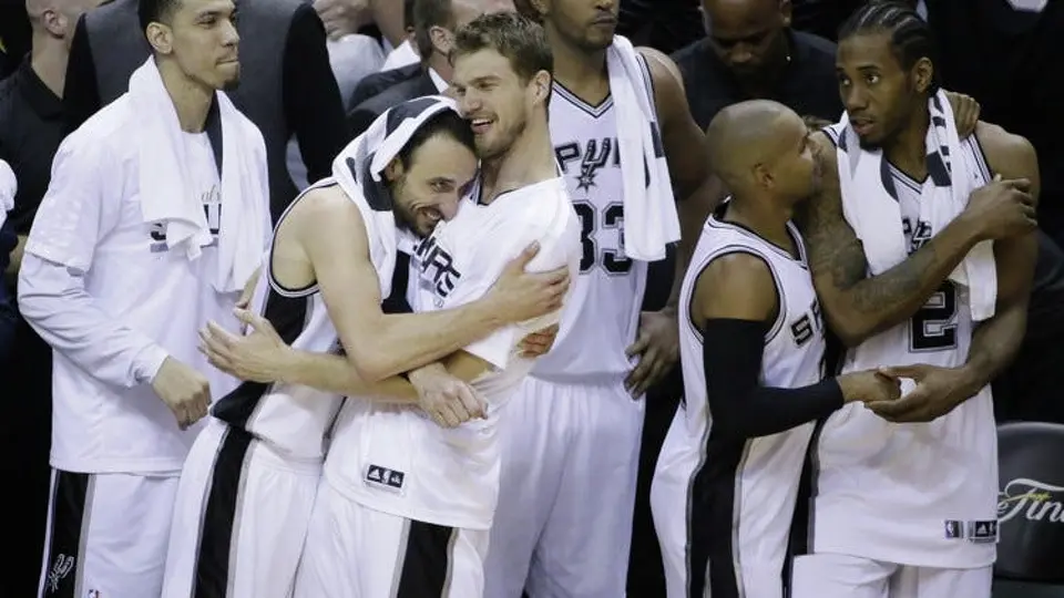 San Antonio Spurs players from left, Danny Green, Manu Ginobili, Tiago Splitter, Boris Diaw, Patty Mills, and Kawhi Leonard celebrate in the final moments at Game 5 of the NBA basketball finals on Sunday, June 15, 2014, in San Antonio. San Antonio won the NBA championship 104-87. (AP Photo/Tony Gutierrez)
