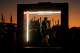 Ryan y Nicole Barlow de Orlando, Florida, comparten un beso al atardecer en el Austin City Limits Music Festival en Zilker Park el sábado 5 de octubre de 2024.