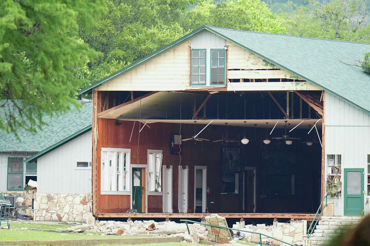 A Camp Mystic building is seen with one wall missing on the bank of the Guadalupe River, following flash flooding in the area on Saturday, July 5, 2025, in Hunt, Texas. (AP Foto/Julio Cortez)