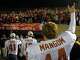 El pateador senior de Texas, Dusty Mangum, reconoce a los fanáticos cuando abandona el campo luego de sus actos heroicos de último segundo en el Rose Bowl el 1 de enero de 2005 en Pasadena, California.