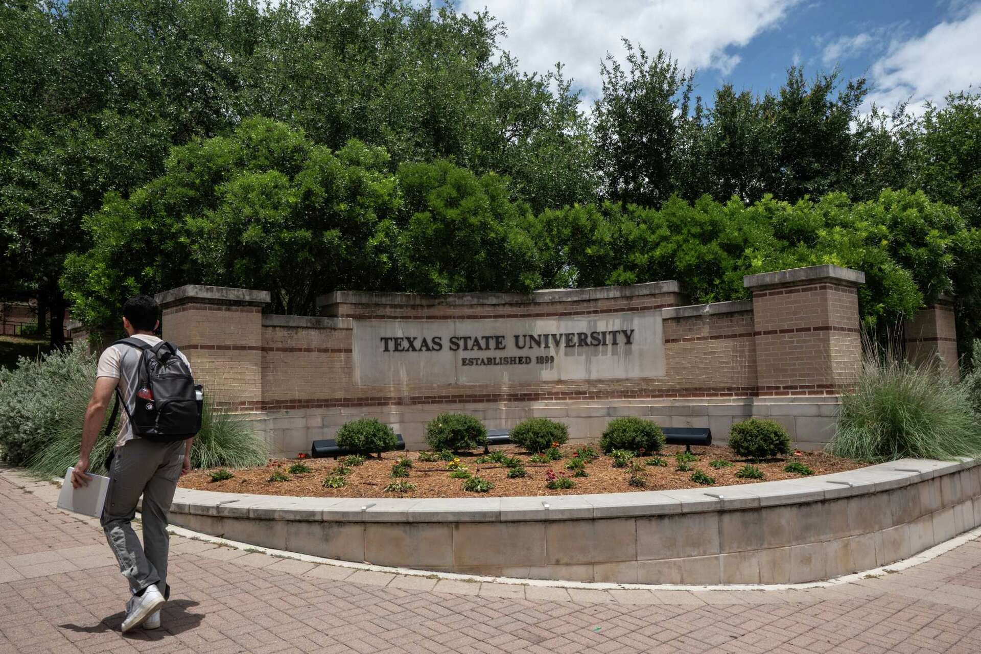 Texas State university fires professor for 'controversial statements'(02)