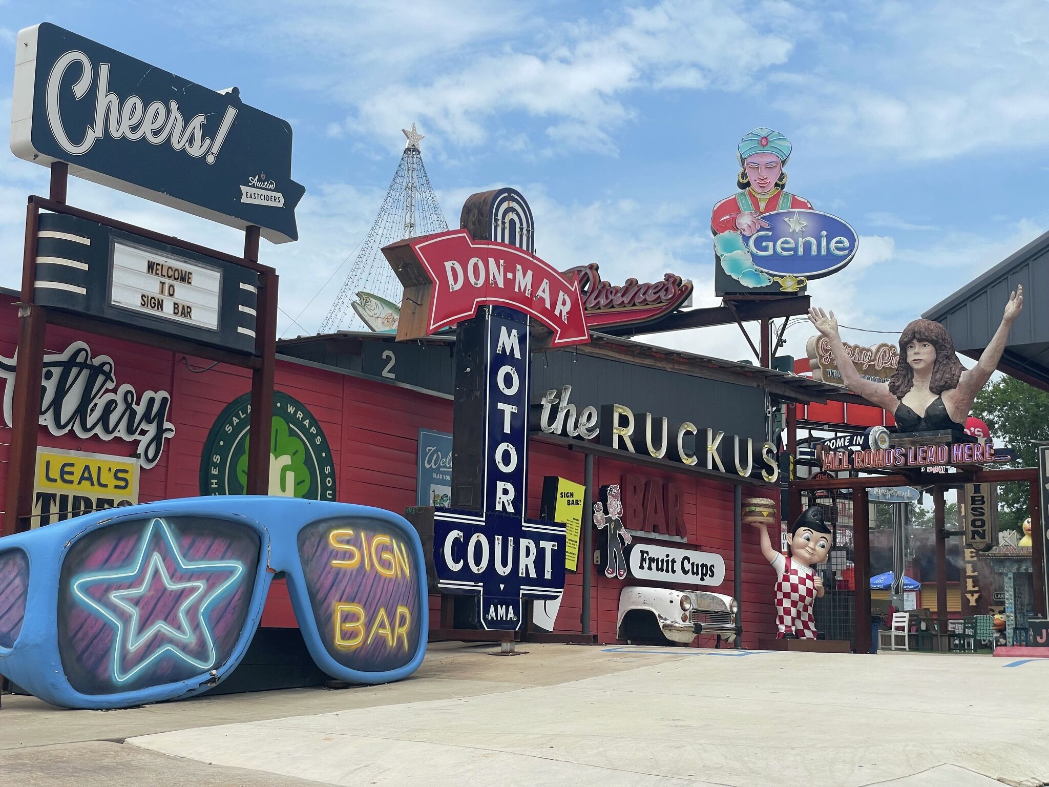 Sign Bar pays tribute to Old Austin, iconic Texas businesses