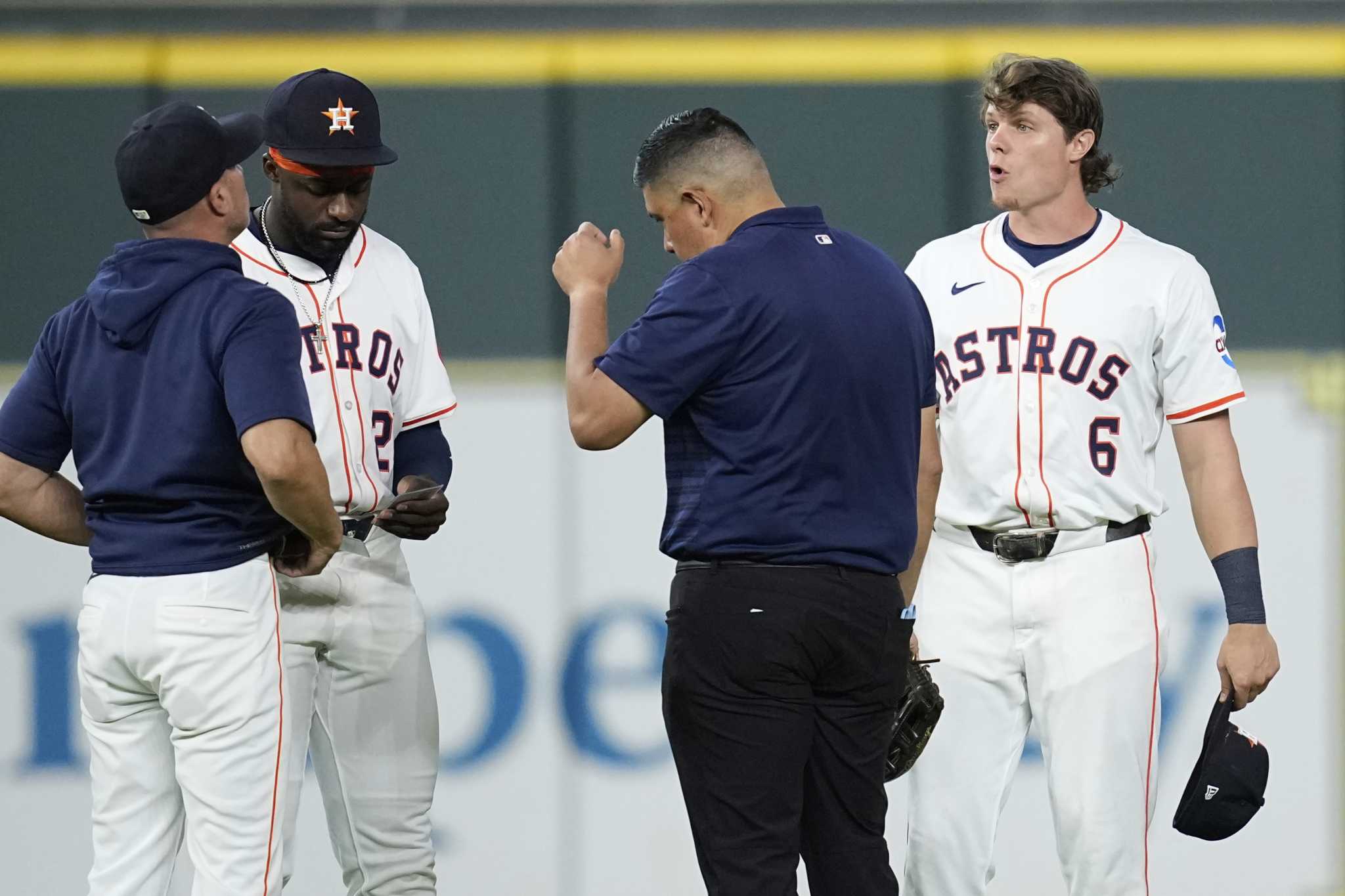 Astros' Jake Meyers leaves game with apparent injury before start