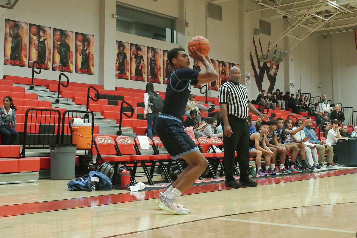 Fort Bend Clements’ Aziz Olajuwon is rated as one of the top 100 players in the 2026 class by ESPN. 