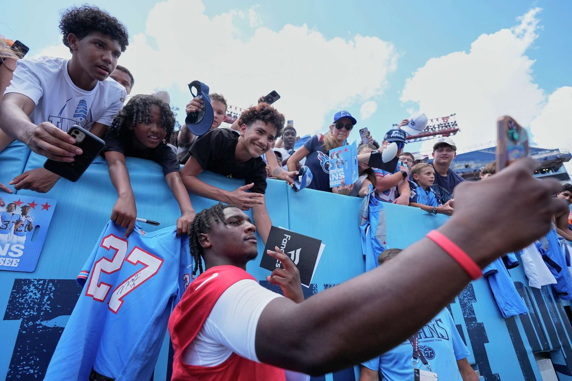 Rookie QB Cam Ward gives tantalizing preview in practice of what he brings  to the Titans