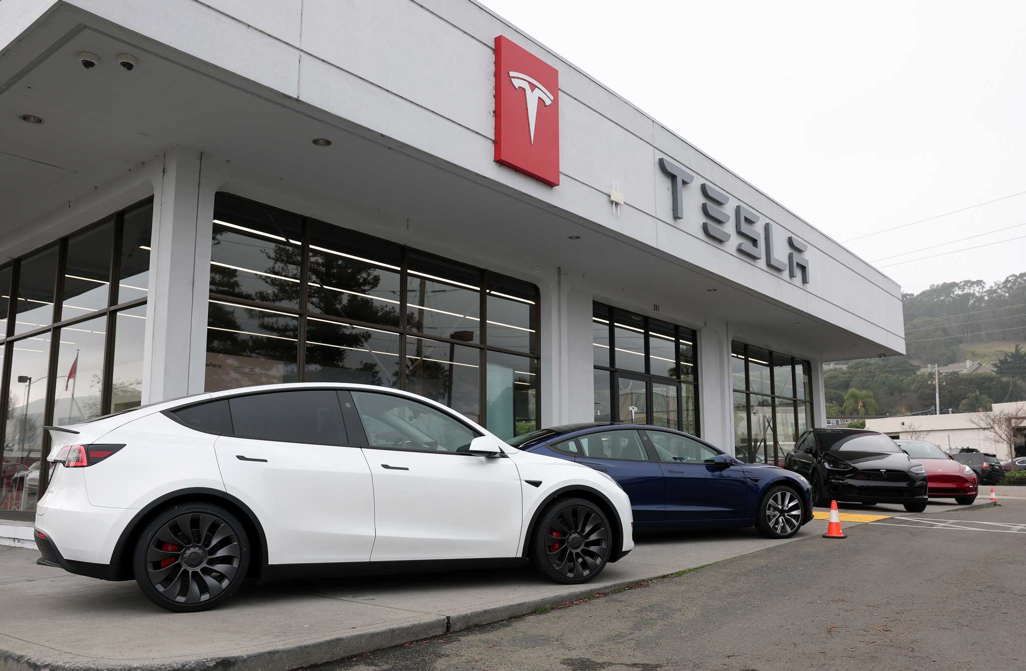 Tesla driver dies in fiery solo crash in Monterey County