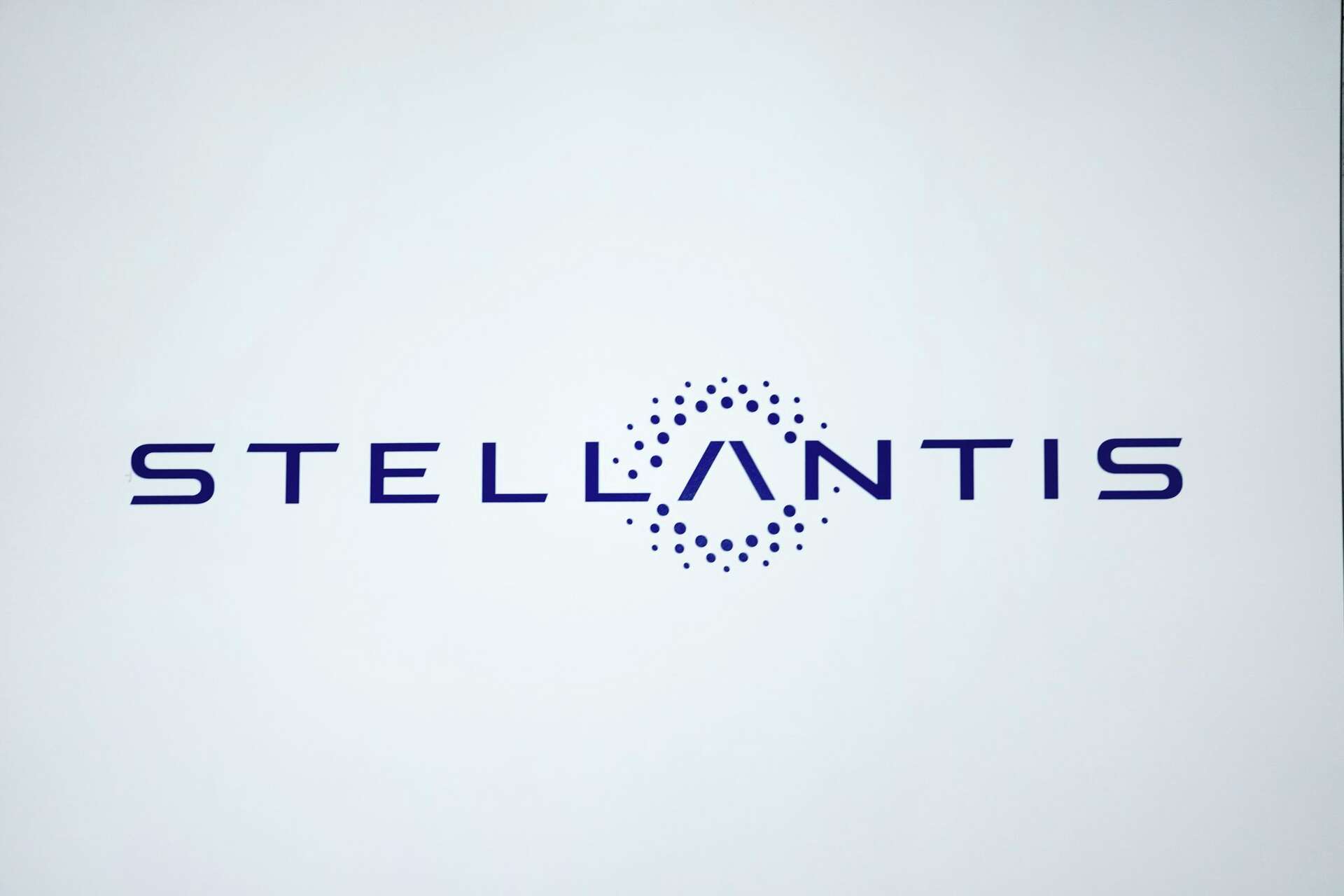 🌍STOCK REPORT:  "Stellantis avverte: dazi tariffari da 1,5 miliardi di dollari e calo delle vendite nel primo semestre"