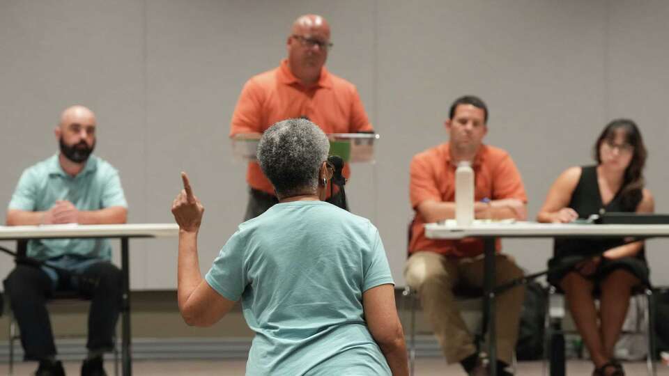 Karen Jennings addresses representatives of Julpit Rock Crusher plant and TCEQ during a public meeting for the proposed cement crushing facility in Rosharon on Tuesday, July 29, 2025.