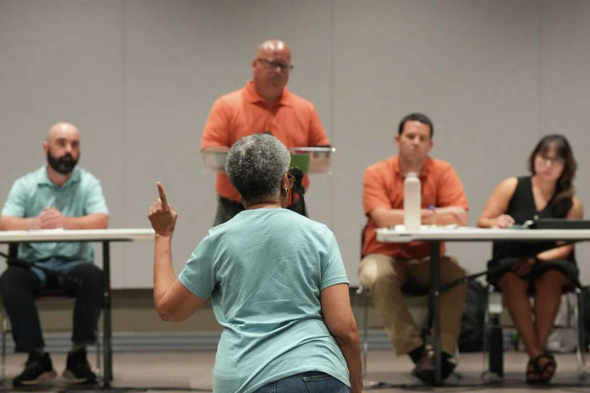 Karen Jennings addresses representatives of Julpit Rock Crusher plant and TCEQ during a public meeting for the proposed cement crushing facility in Rosharon on Tuesday, July 29, 2025.