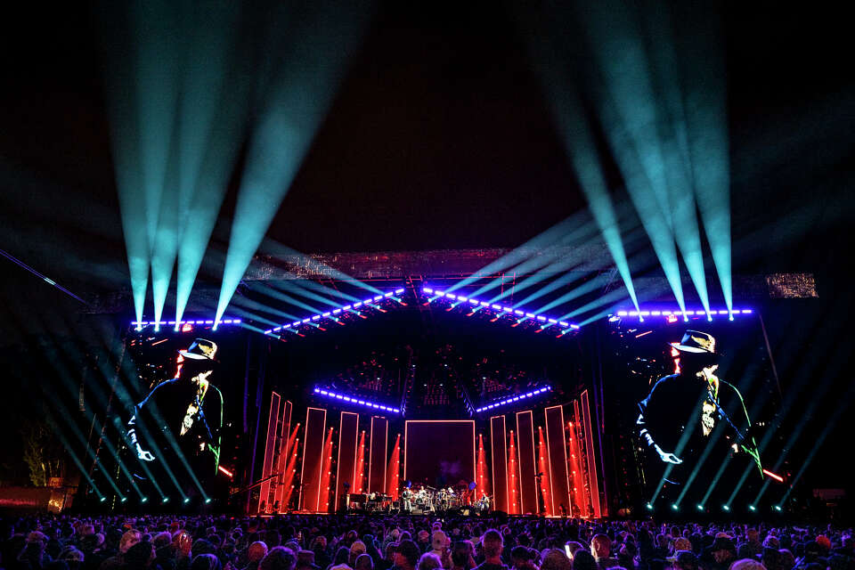 Deadhead scales Golden Gate Park windmill during Dead finale