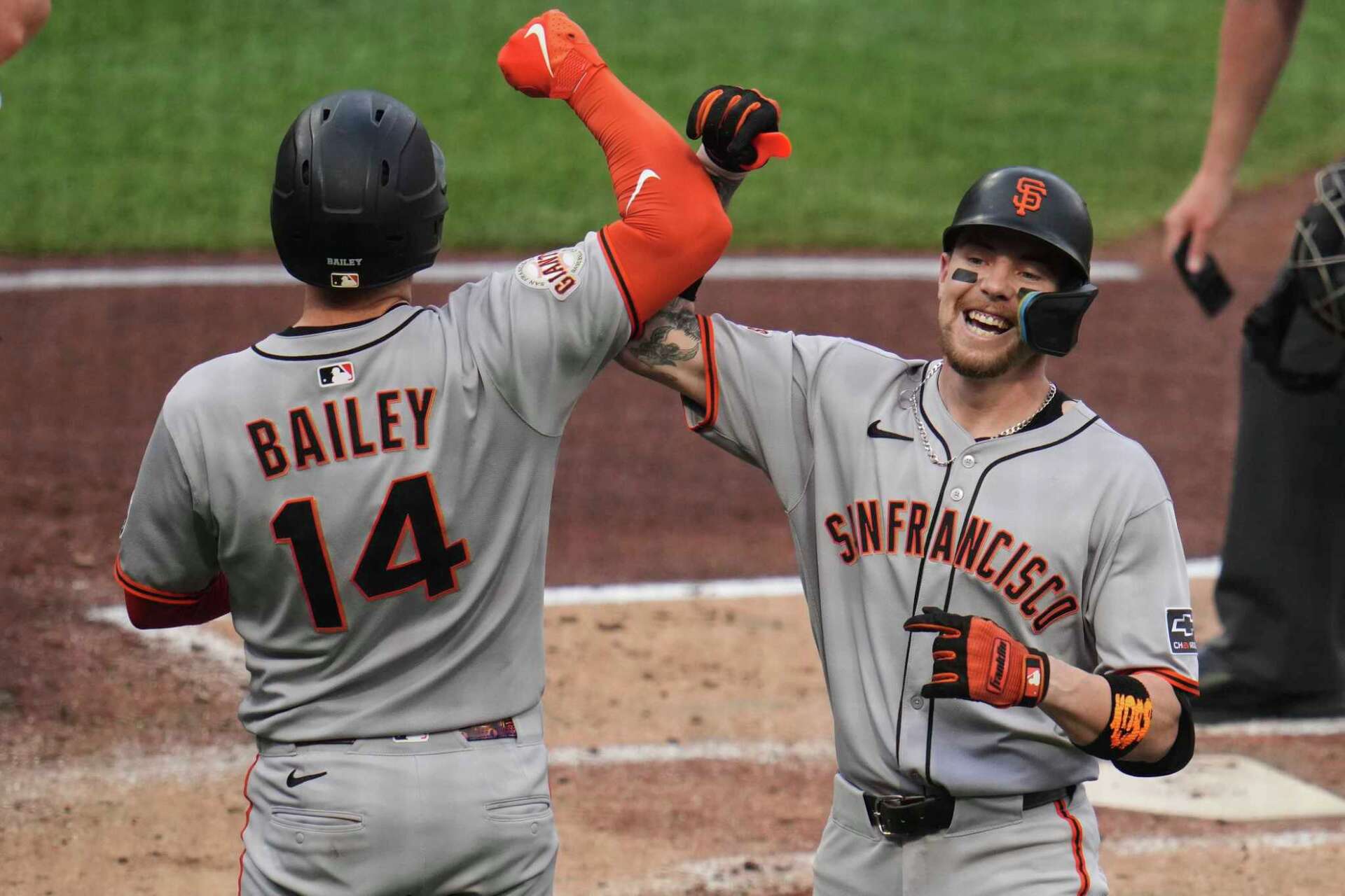 Giants' new lineup pounds Pirates as Logan Webb notches his 10th win