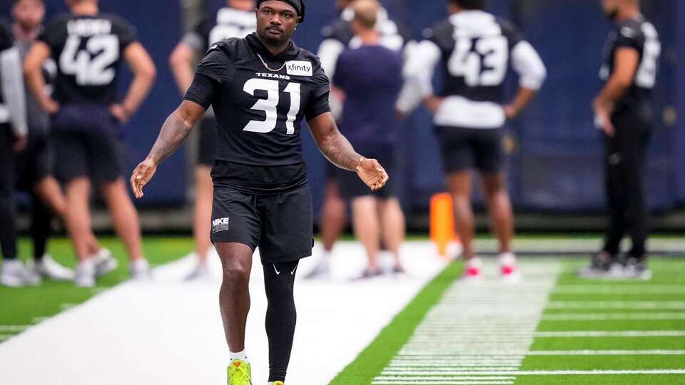 Houston Texans running back Dameon Pierce (31) walks up the sideline while warming up during an NFL training camp practice at NRG Stadium in Houston, Monday, Aug. 18, 2025.