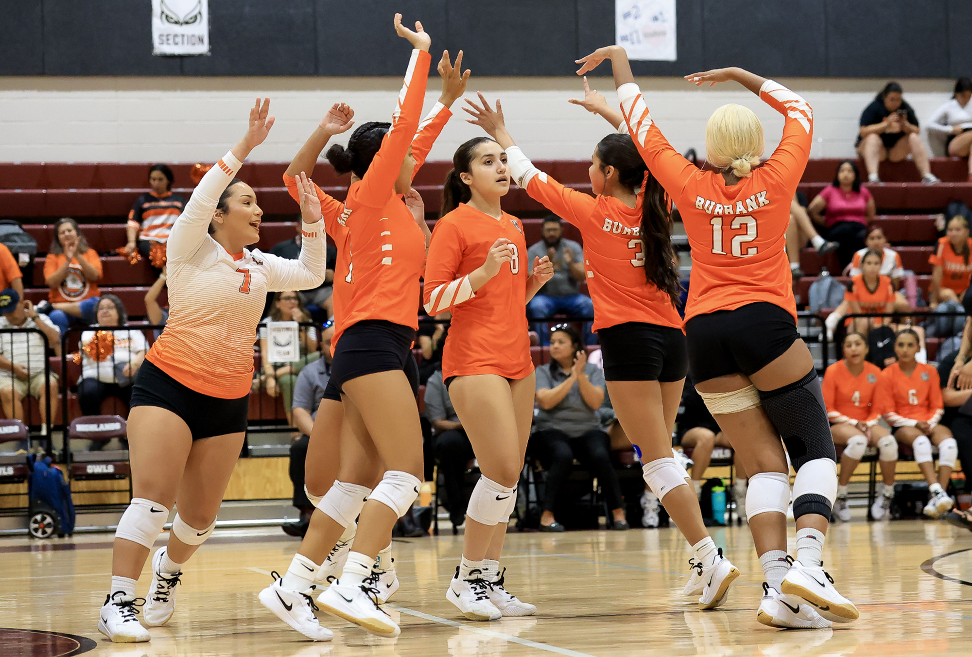 Burbank Volleyball besiegt Highlands im Auftaktspiel des Distrikts 27-5A