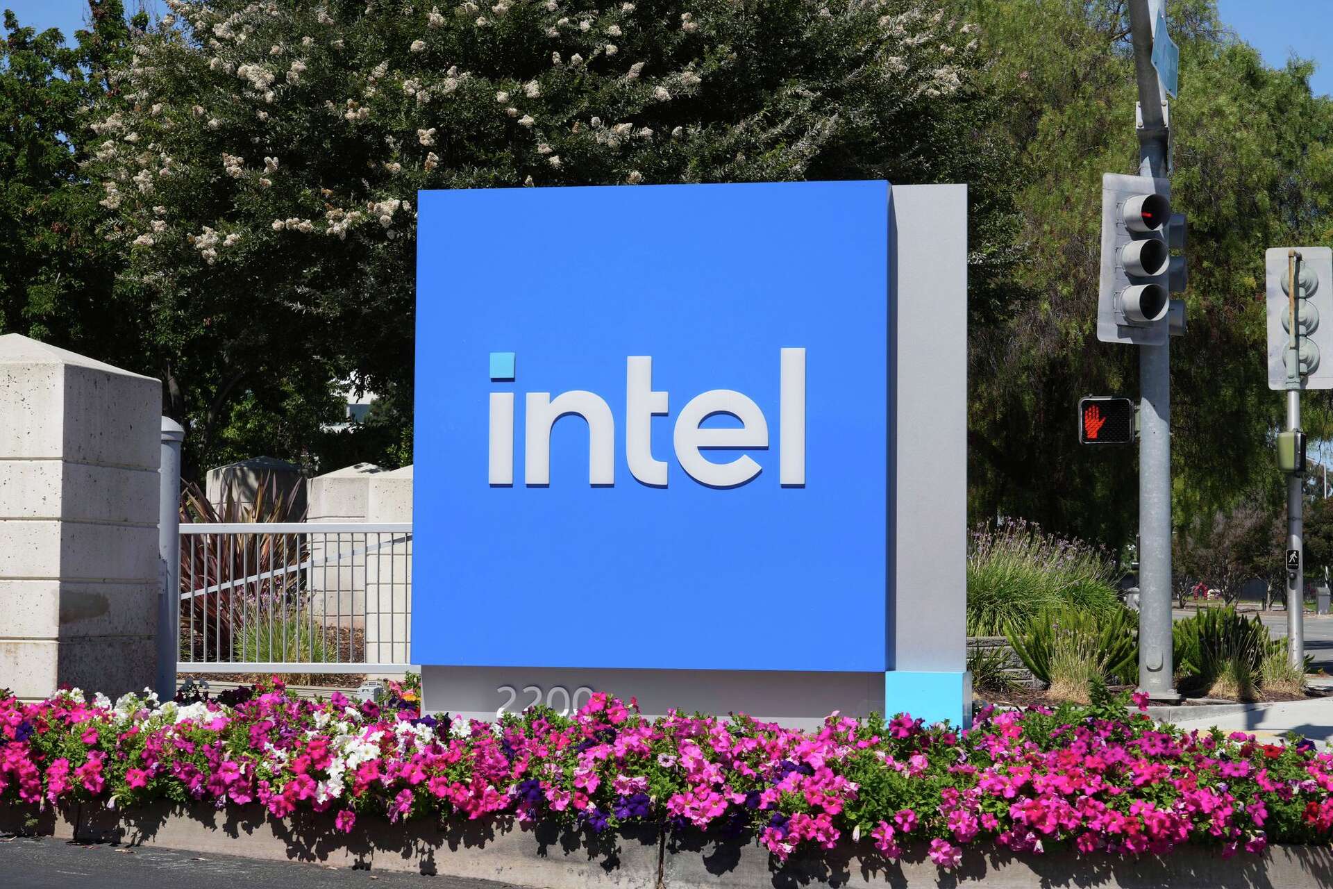 🌍STOCK REPORT:  **"Intel: Rallentamenti Superati e Nuove Prospettive di Investimento con il Supporto di SoftBank e del Governo USA"**