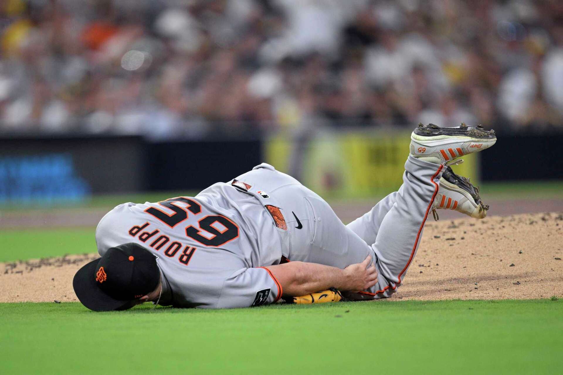 Roupp Giants suffer insult and injury as Roupp hurt early in loss to Padres